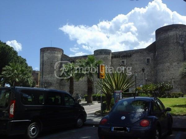 Piazza Federico di Svevia: prospetto del Castello Ursino occupato dalle auto 