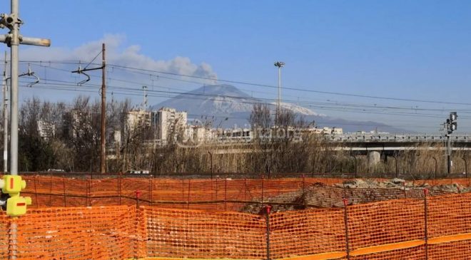 Allerta rossa sull’Etna: chiuso un settore aereo, arrivi limitati all’aeroporto di Catania