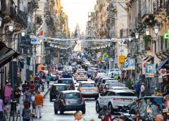 Il paradosso della mobilità urbana a Catania: tutti vogliono una città più vivibile, ma nessuno vuole rinunciare all’auto